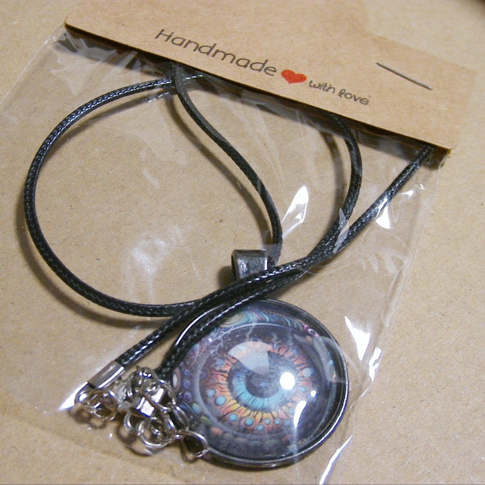 The eye bezel necklace